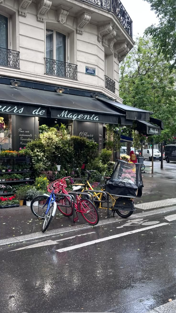 Floristería y bicicletas en una calle de París