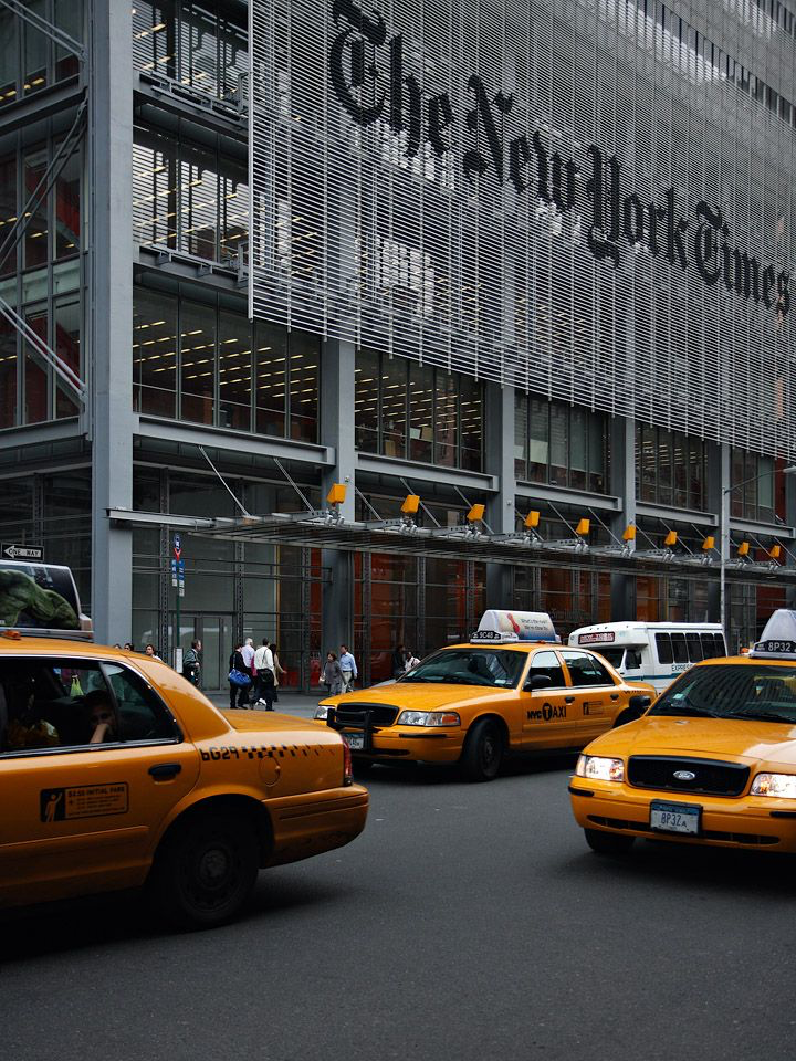 Taxis amarillos frente al edificio del New York Times