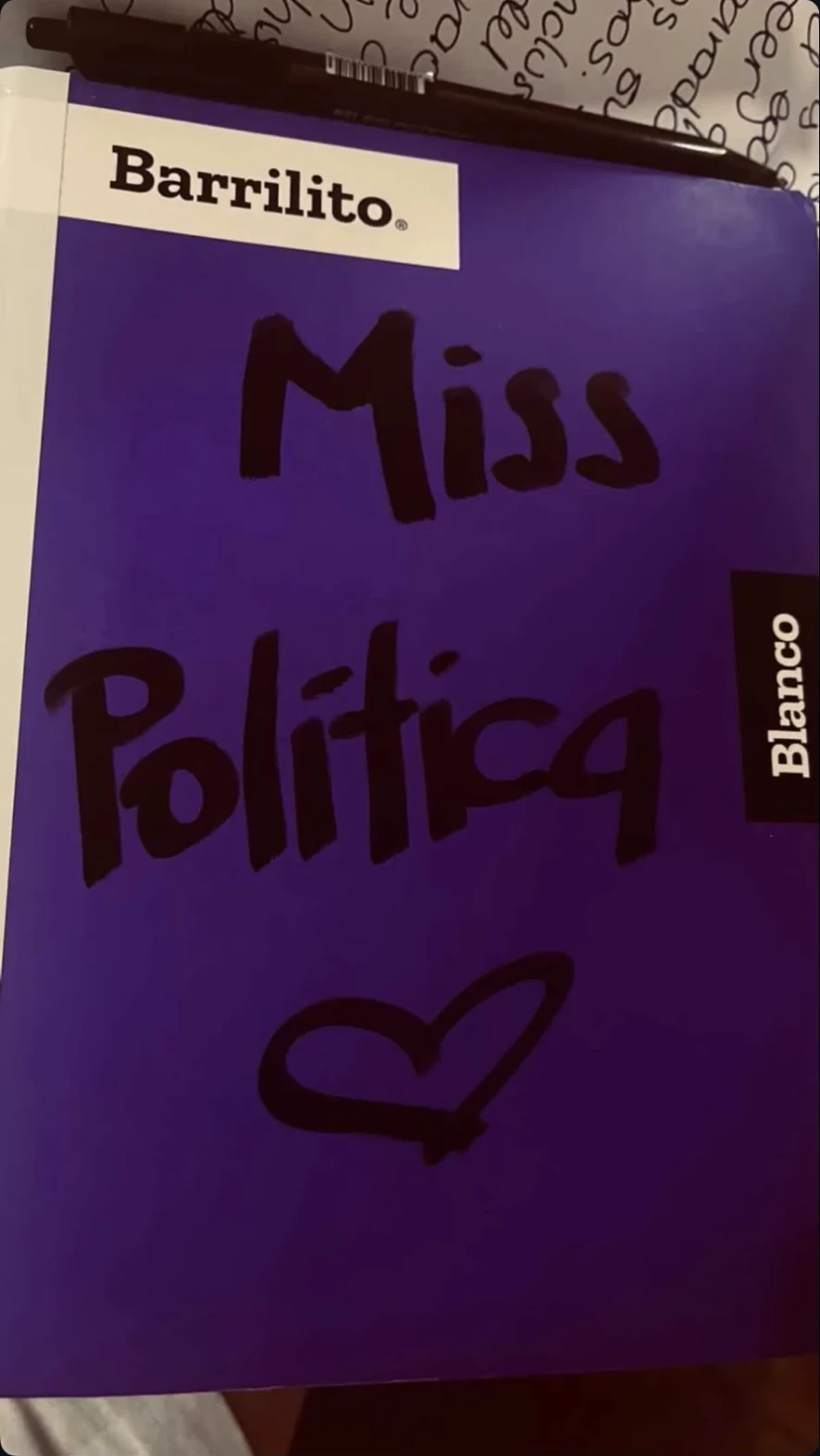 Cuaderno de una participante con el nombre de MISS POLÍTICA escrito a mano