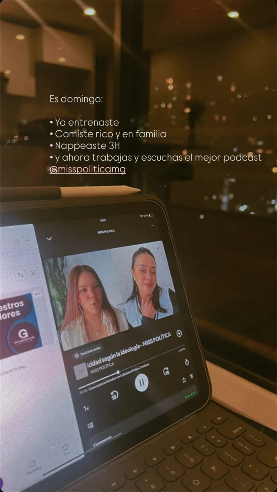 Una oyente comparte el podcast de MISS POLÍTICA en su tableta