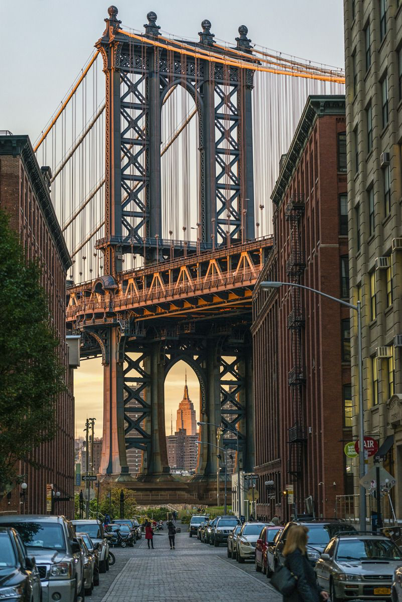 El puente de Manhattan desde DUMBO al atardecer, con el Empire State al fondo