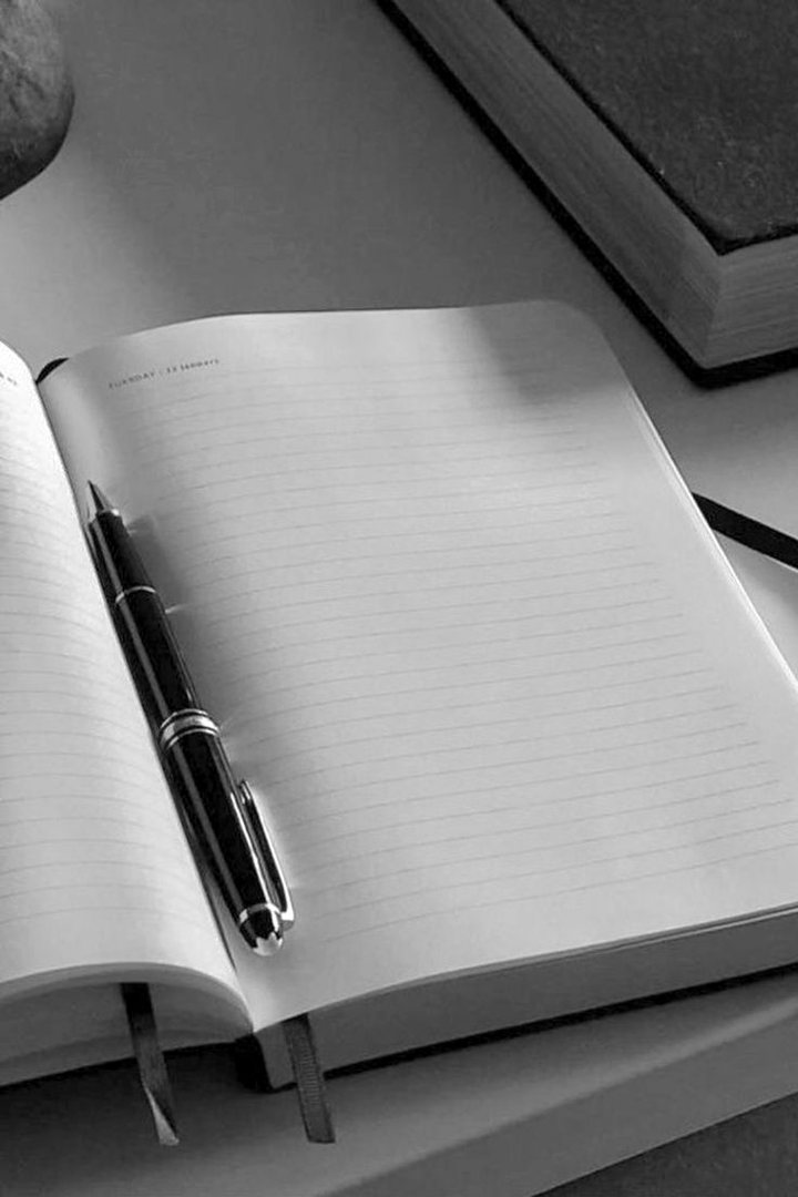 Cuaderno abierto con una pluma estilográfica encima
