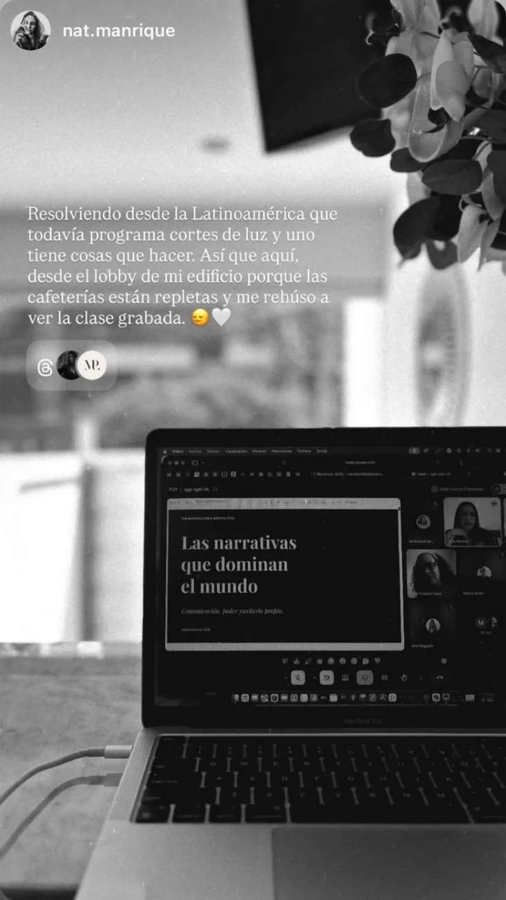 Una participante sigue la clase en directo desde su portátil