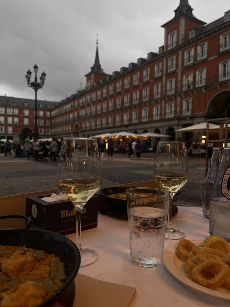 Una mesa en la Plaza Mayor de Madrid